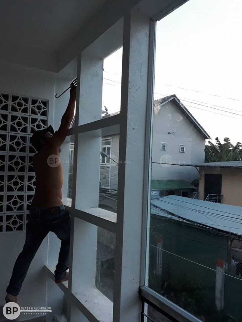 Vách nhôm kính mặt tiền công trình quận thủ đức